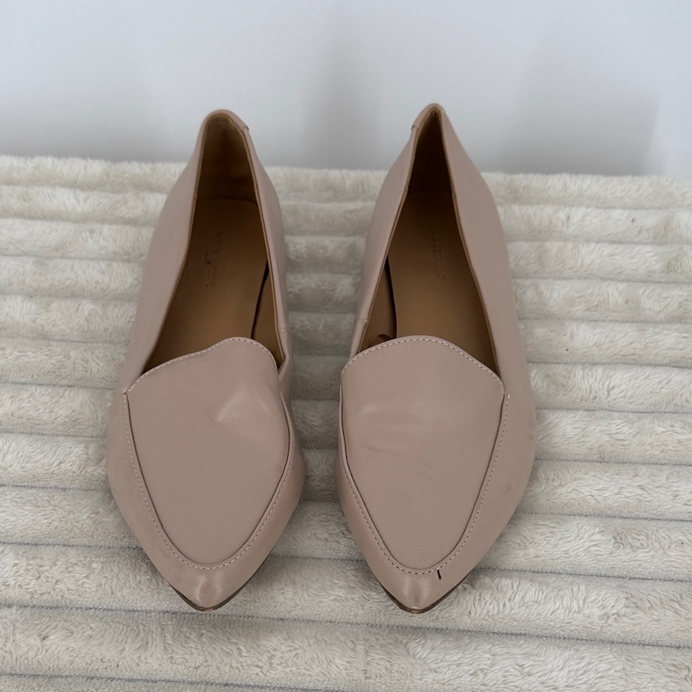 Banana Republic Women's Leather Pointed Toe flats in a beige/nude color size 8.5
